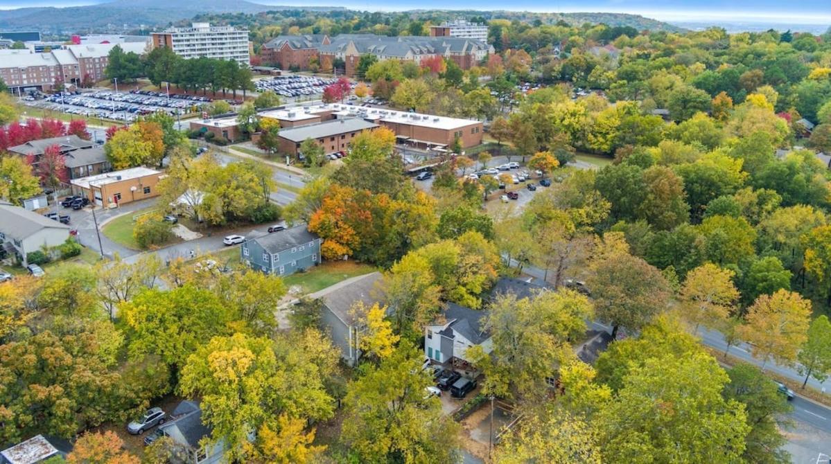 Little Red-Easy 1 2 Mi Walk To Uofa Campus Villa Fayetteville Exterior photo